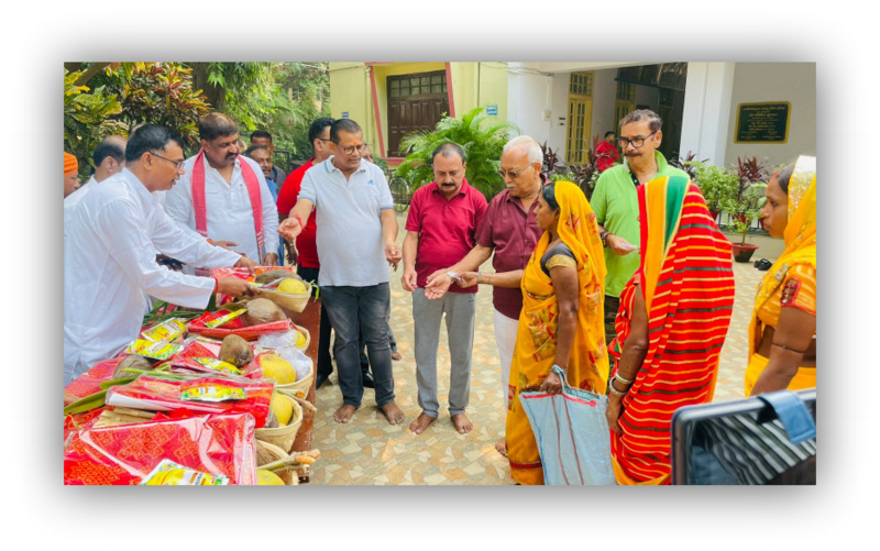 छठ पूजन सामग्रियों का वितरण