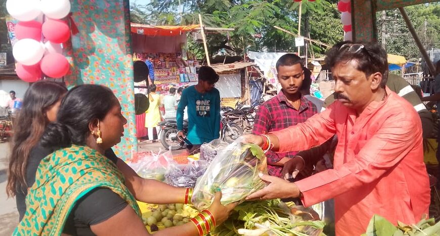 गठबंधन क्लब, गौरयामठ, मीठापुर में छठ पूजन सामग्री का वितरण