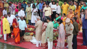 Governor Rajendra Vishwanath Arlekar Participates in Chhath Puja Rituals at Raj Bhavan