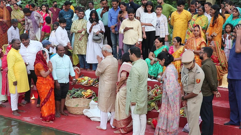 Governor Rajendra Vishwanath Arlekar Participates in Chhath Puja Rituals at Raj Bhavan