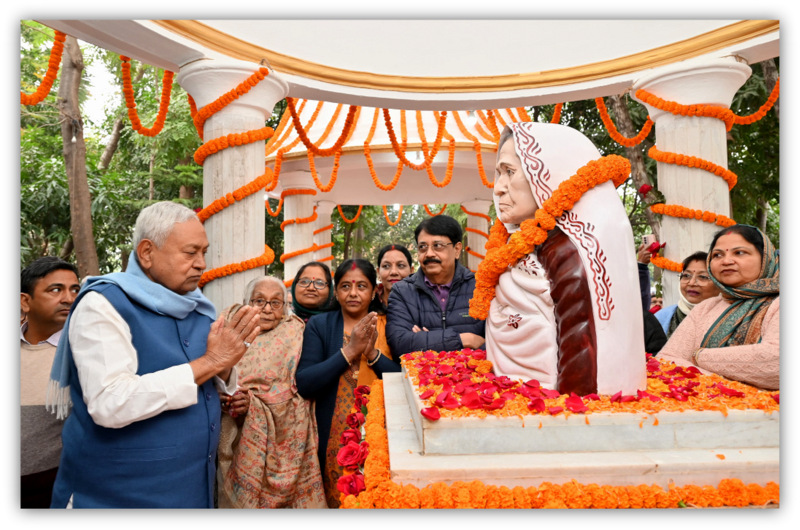 Nitish Kumar paid tribute to his late mother