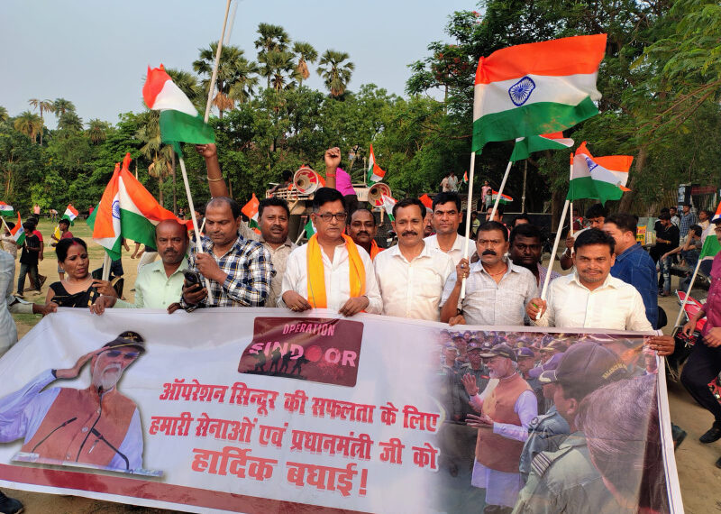 सेना के प्रति सम्मान में तिरंगा यात्रा निकाली गई।