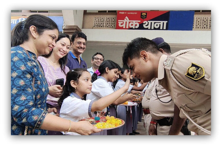 रक्षाबंधन पर छात्राओं ने पुलिसकर्मियों को बांधी राखी, जताया सम्मान और अपनापन