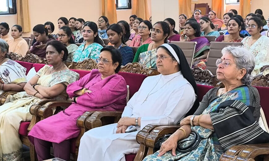 पटना वीमेंस कॉलेज में पूर्ववर्ती छात्रा संघ की आम सभा की बैठक आयोजित