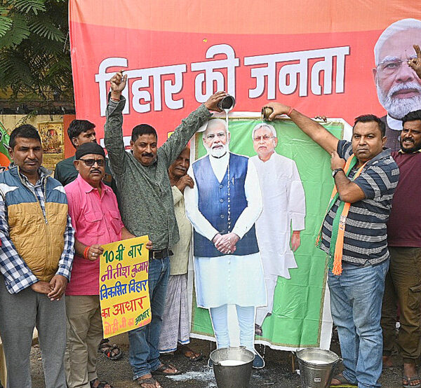 भाजपा कार्यकर्ताओं ने दुग्धाभिषेक कर आने वाले पांच वर्ष के सफल कार्यकाल की कामना किया।