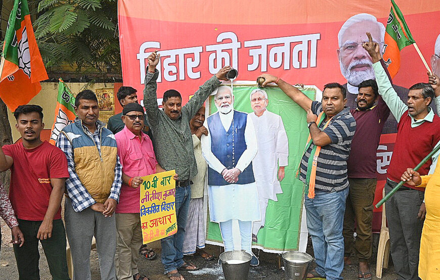 भाजपा कार्यकर्ताओं ने दुग्धाभिषेक कर आने वाले पांच वर्ष के सफल कार्यकाल की कामना किया।