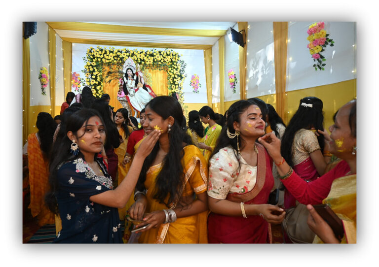 अरविंद महिला कॉलेज में सरस्वती पूजा का उल्लासपूर्ण आयोजन, बसंत पंचमी पर छात्राओं ने अबीर-गुलाल संग किया नृत्य