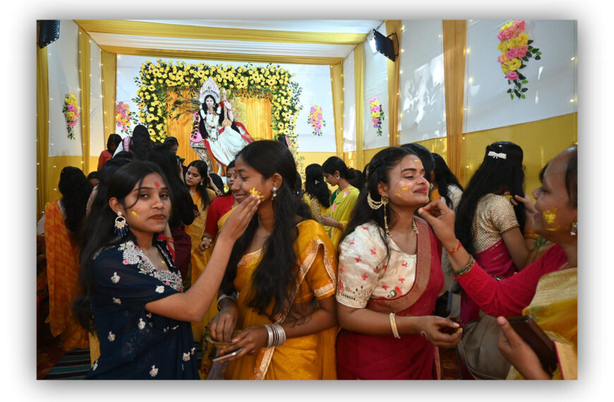 अरविंद महिला कॉलेज में सरस्वती पूजा का उल्लासपूर्ण आयोजन, बसंत पंचमी पर छात्राओं ने अबीर-गुलाल संग किया नृत्य