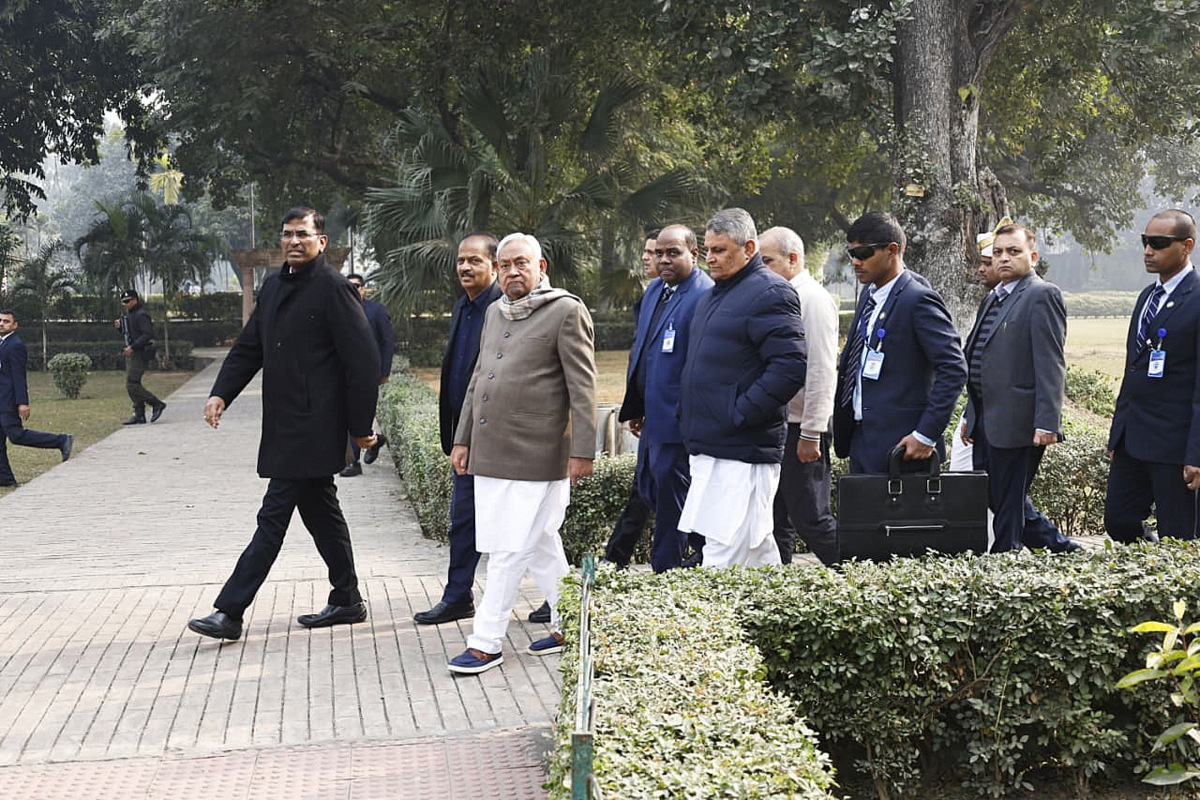 Nitish Kumar Inspects Historic Kumrahar Park Archaeological Site in Patna