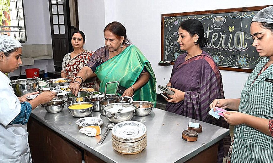 पटना वीमेंस कॉलेज में छात्राओं ने सीखा बड़े पैमाने पर भोजन पकाने और बेचने का व्यावहारिक प्रशिक्षण